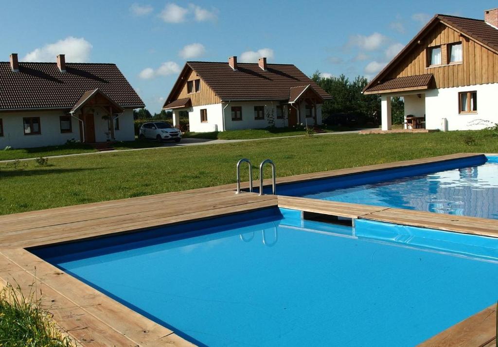 Basen przy domkach Zielony Bursztyn